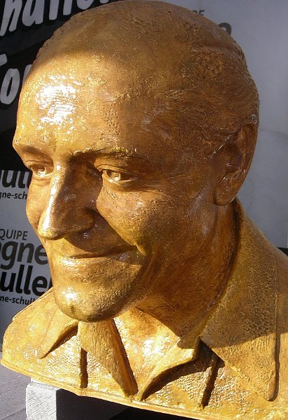 2011-07-05 06 Chez Bretagne Schuller Buste Jacques Goddet.JPG